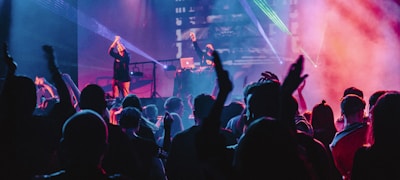 玩家部落社区内球迷们在线热烈讨论交流的场景