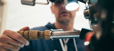 站点前沿门户首屏展示现代体育场馆与数字界面